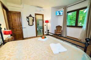 10 bedrooms, travel crib, free WiFi - Beautiful private villa with A/C, WIFI, private pool, hot tub, TV, patio and panoramic view (Montefiascone)