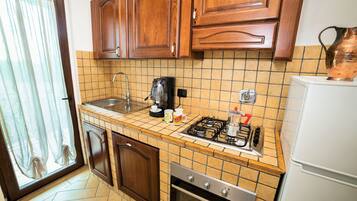 Kühlschrank, Mikrowelle, Ofen, Herdplatte