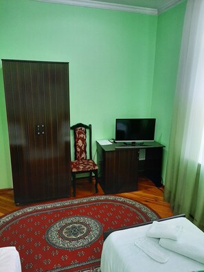 Basic Double or Twin Room | Premium bedding, down comforters, desk, laptop workspace - Green House Hotel - Hostel (Tashkent)