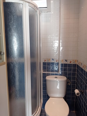 Haartrockner, Handtücher, Seife, Shampoo