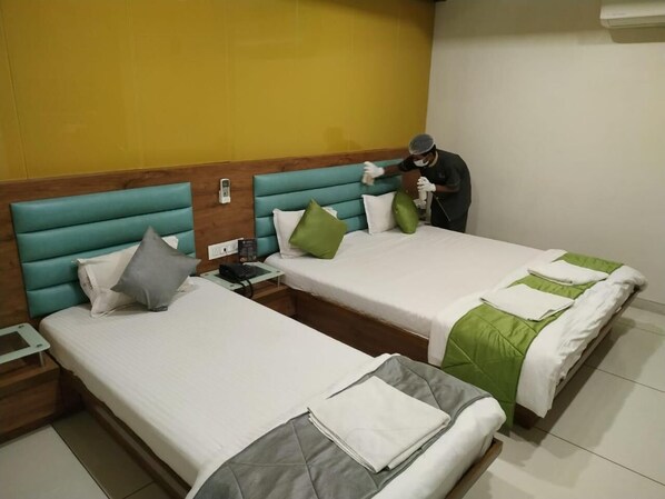 办公桌、笔记本电脑工作区、免费 WiFi、特色装修