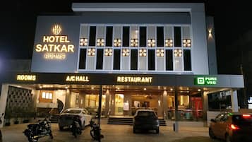 Voorkant accommodatie - avond/nacht