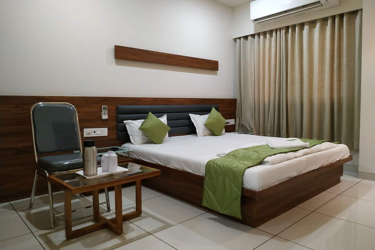Deluxe Room, Berbilang Katil, City View | Dihias secara berasingan, dilengkapkan perabot secara berasingan, meja