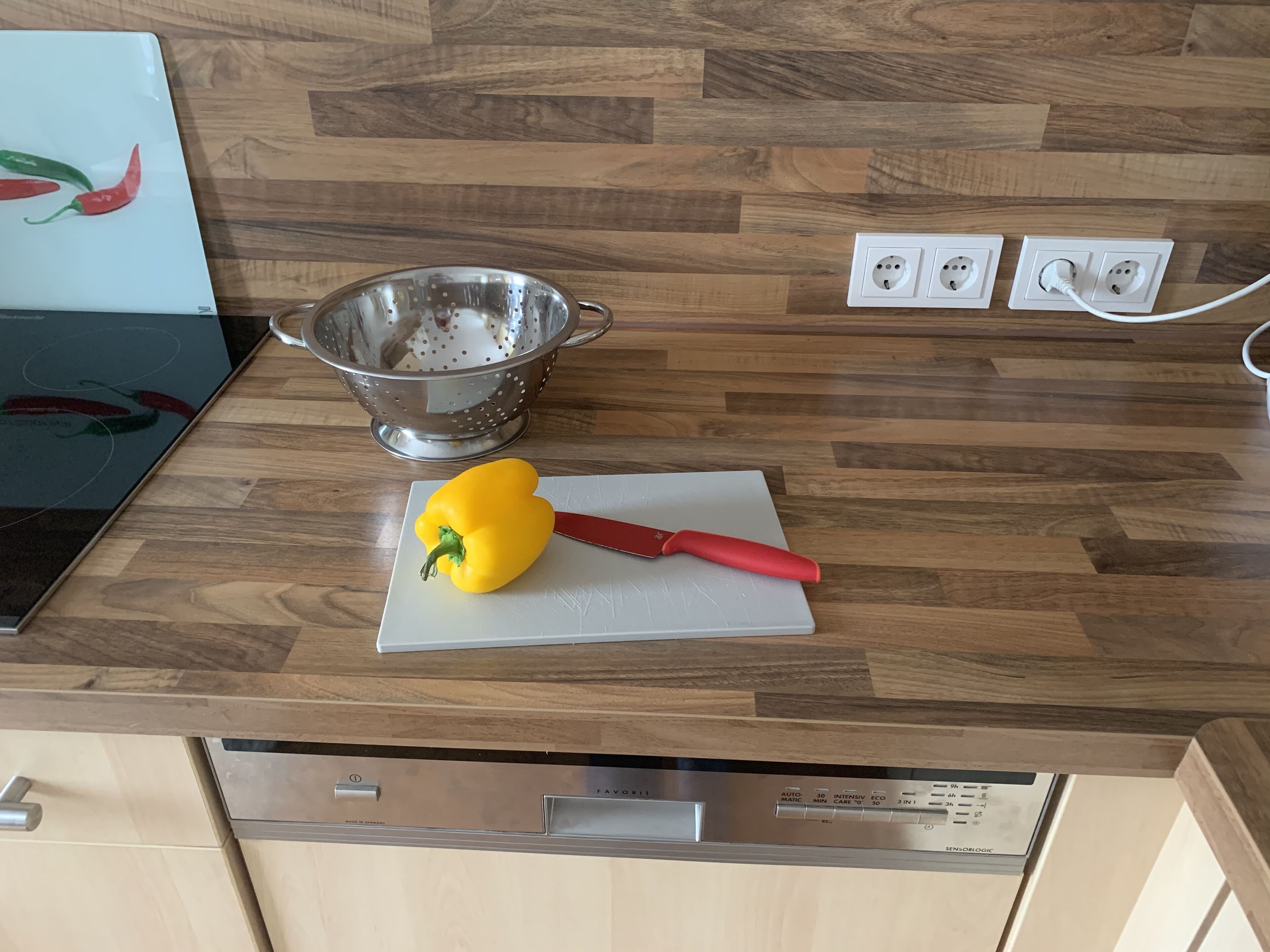Wasserkocher mit Kaffee-/Teezubehör, Kühlschrank, Herdplatte