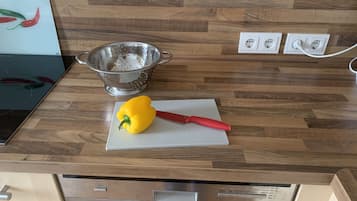 Wasserkocher mit Kaffee-/Teezubehör, Kühlschrank, Herdplatte