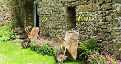 La cabaña de un jardinero escondida en la esquina de una antigua casa de campo.