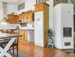 Fridge, microwave, dishwasher, cookware/dishes/utensils