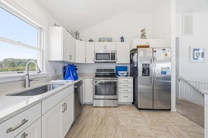 冰箱、微波炉、烤箱、炉灶