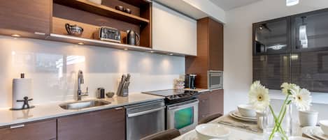 Kjøleskap, mikrobølgeovn, ovn og kokeplater