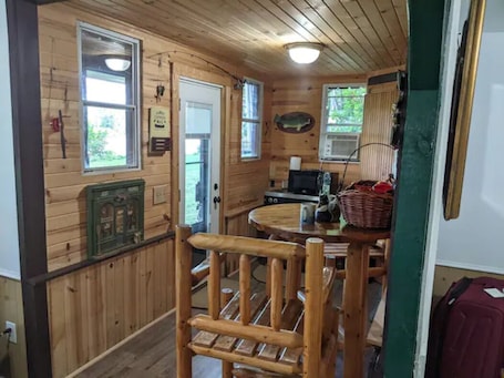 Dining. Waterfront Cabin with Hot Tub! Free Kayaks & Canoes, Fishing Boats, & Bicycles!