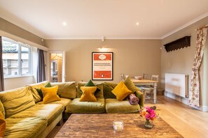 Smart TV, fireplace, DVD player, books - Country Cottage Fireplace Parking Sleeps 7 Nr Bath set in a Country House Estate (Bradford-on-Avon)