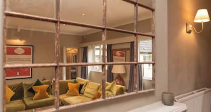 Spacious Country Cottage Sleeps 7 Near Bath set in a Country House Estate