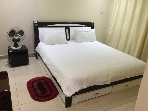 Minibar, desk, laptop workspace, free WiFi - Manja Lodge (Zomba)