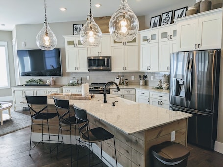 Fridge, microwave, oven, stovetop. Beautiful condo in downtown Blue Ridge!