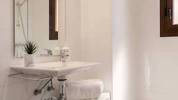Douche, sèche-cheveux, serviettes fournies, savon