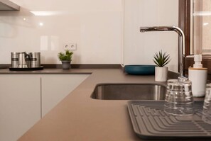 Geladeira, micro-ondas, cooktop, lava-louças