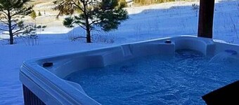 Spacious 5br on the Mountain Ski Trail Access Hot Tub & Deck