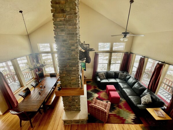 Smart TV, chimenea, estéreo