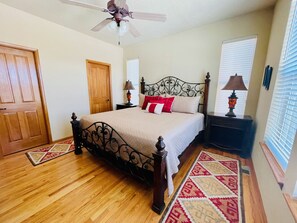 5 Schlafzimmer, Schreibtisch, Bügeleisen/Bügelbrett, WLAN