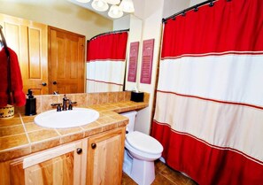 Secador de pelo, toallas, jabón, shampoo