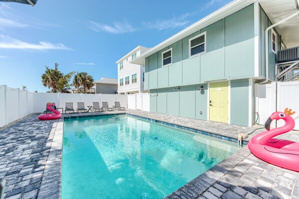 Outdoor pool, a heated pool - Approx.720 ft to Beach, Pool, Walk to restaurants, Beach Gear, Full Kit, WD, BBQ (Fort Myers Beach)