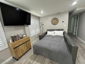 1 chambre, coffre-fort, fer et planche à repasser
