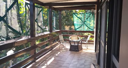 Maison établie, vue sur la mer et couchers de soleil, piscine, intimité, espace à 15 min à pied de la ville