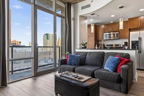 TV - ❤️SPIRE LOFT-Pool-Hot Tub-Gym-Parking-Views-WiFi-Washer/dryer in unit-Smart TV❤️ (Denver)