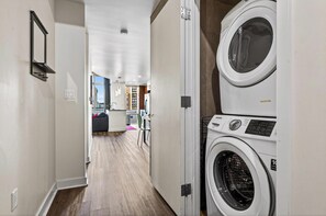 Interior - ❤️SPIRE LOFT-Pool-Hot Tub-Gym-Parking-Views-WiFi-Washer/dryer in unit-Smart TV❤️ (Denver)