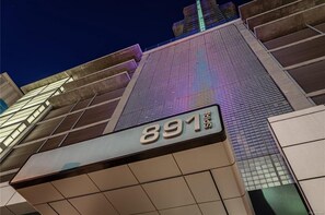 Exterior detail - ❤️SPIRE LOFT-Pool-Hot Tub-Gym-Parking-Views-WiFi-Washer/dryer in unit-Smart TV❤️ (Denver)