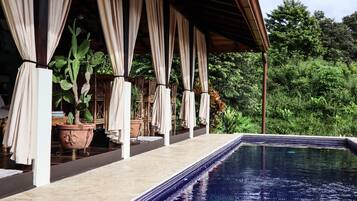 Kolam renang outdoor