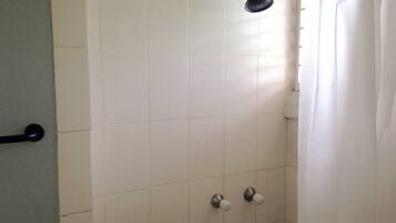 Douche, sèche-cheveux, serviettes fournies, savon