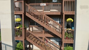 A multi-story building with a brown metal staircase and balconies. - 3 Min to SDC. Walkin 2BR,2 Bath. condo, beautiful view of TRL and the Ozark Mtns (Branson)
