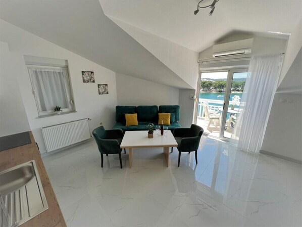 TV - Apartment in Trogir with Seaview, Balcony, Air condition, WIFI (4786-2) (Trogir)