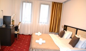 Premium bedding, desk, laptop workspace, iron/ironing board - Noe Residence (Timisoara)