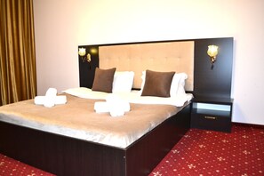 Deluxe Double Room | Premium bedding, desk, laptop workspace, iron/ironing board - Noe Residence (Timisoara)
