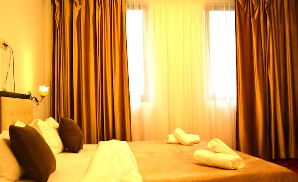 Premium bedding, desk, laptop workspace, iron/ironing board - Noe Residence (Timisoara)