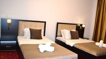 Hochwertige Bettwaren, Schreibtisch, laptopgeeigneter Arbeitsplatz