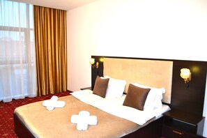 Deluxe Double Room | Premium bedding, desk, laptop workspace, iron/ironing board - Noe Residence (Timisoara)
