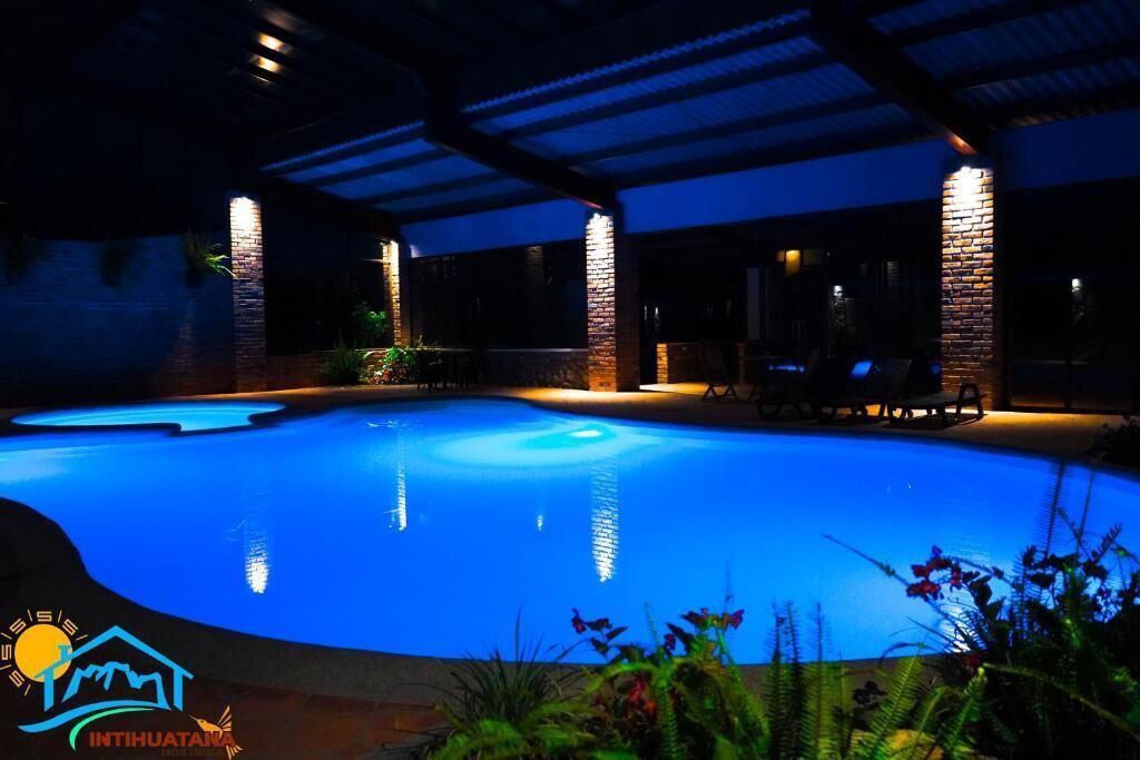 Kolam renang indoor, dengan kursi berjemur