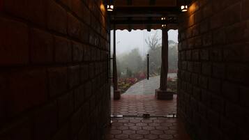 Una televisión de pantalla plana, una chimenea