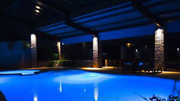 Una piscina cubierta (de 09:00 a 20:30), tumbonas