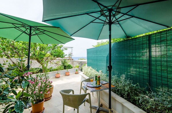 Outdoor dining - Apartment & Room Cvita - Double Room with Terrace (Dubrovnik)