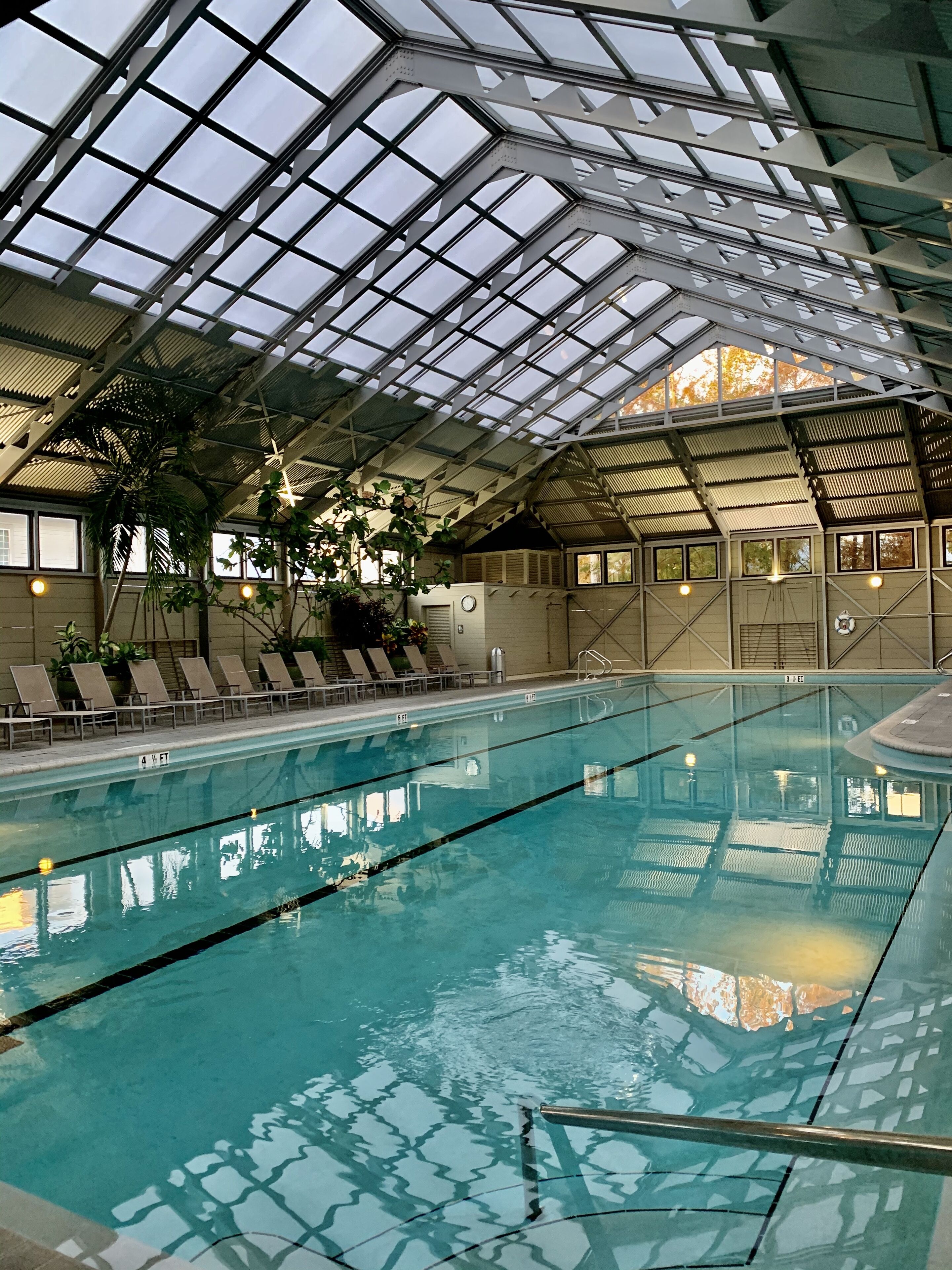 Innendørsbasseng og et oppvarmet basseng