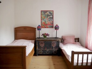 4 Schlafzimmer, Schreibtisch, Bügeleisen/Bügelbrett, Reisekinderbett