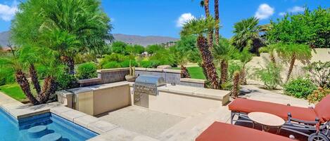 Alberca al aire libre y alberca climatizada