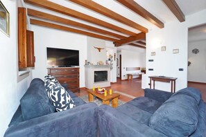 Televisio, takka, DVD-soitin