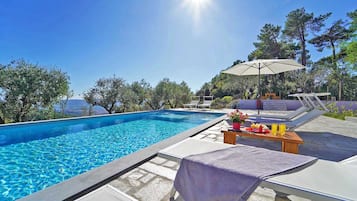 Inomhuspool och utomhuspool