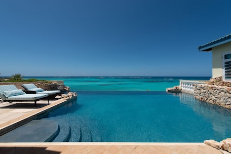 Una piscina al aire libre, una piscina infinita