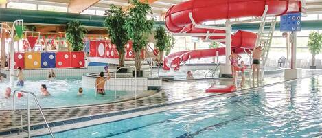 من حمّامات السباحة المغطاة